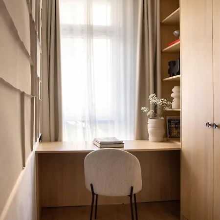 Elegant A C 1br - 4p - Nation Apartment *